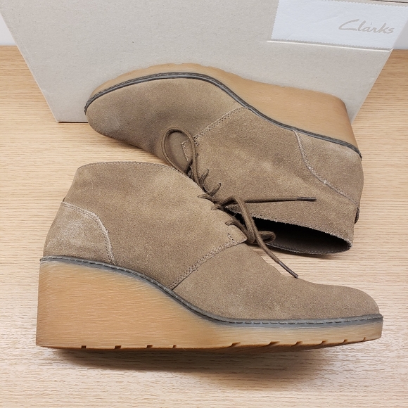 Clarks Hazen Charm Wedge Bootie Olive size 10 medium - Picture 4 of 12